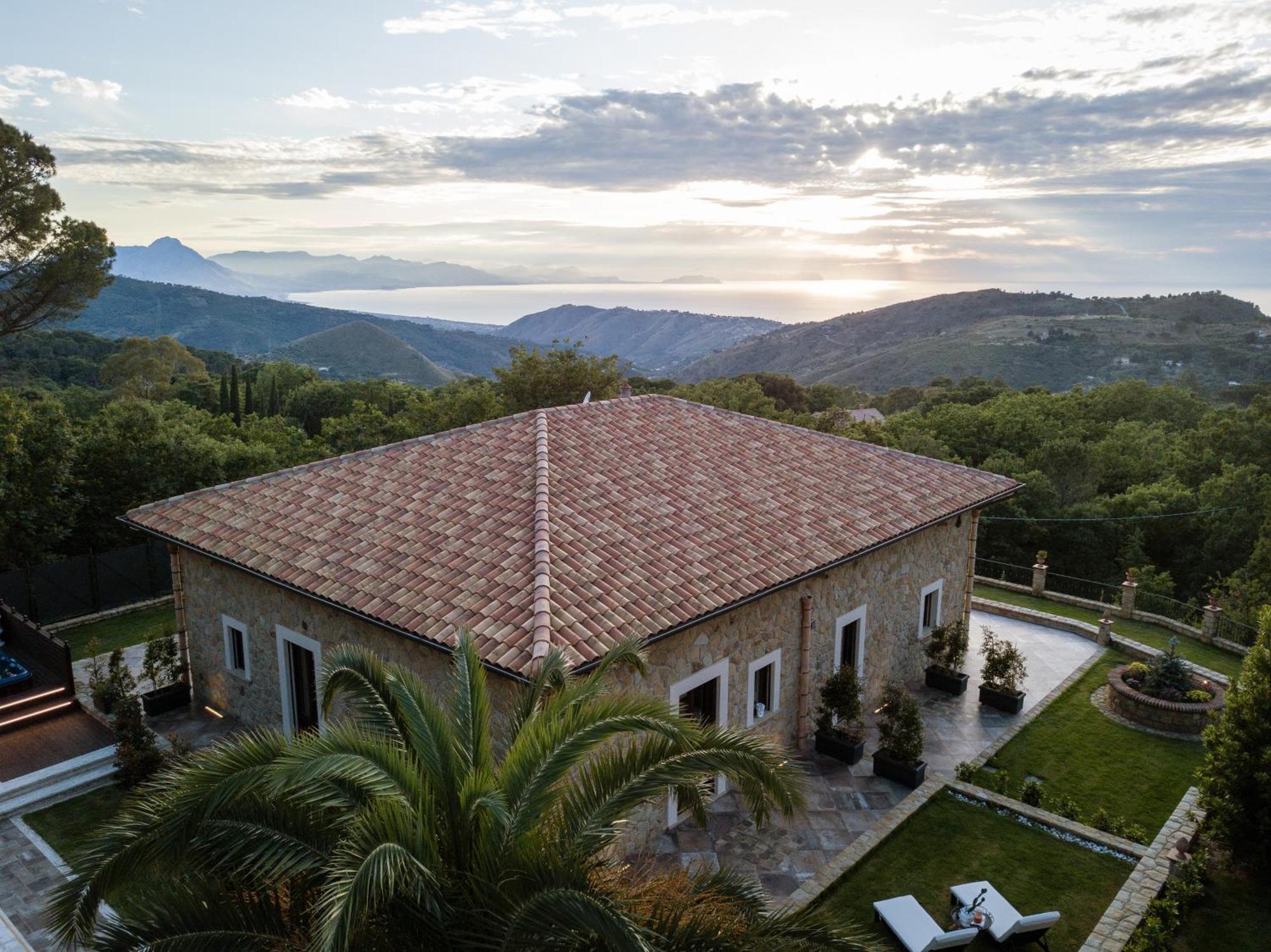 Donna Carolina Luxury Rooms Cefalu Exterior photo